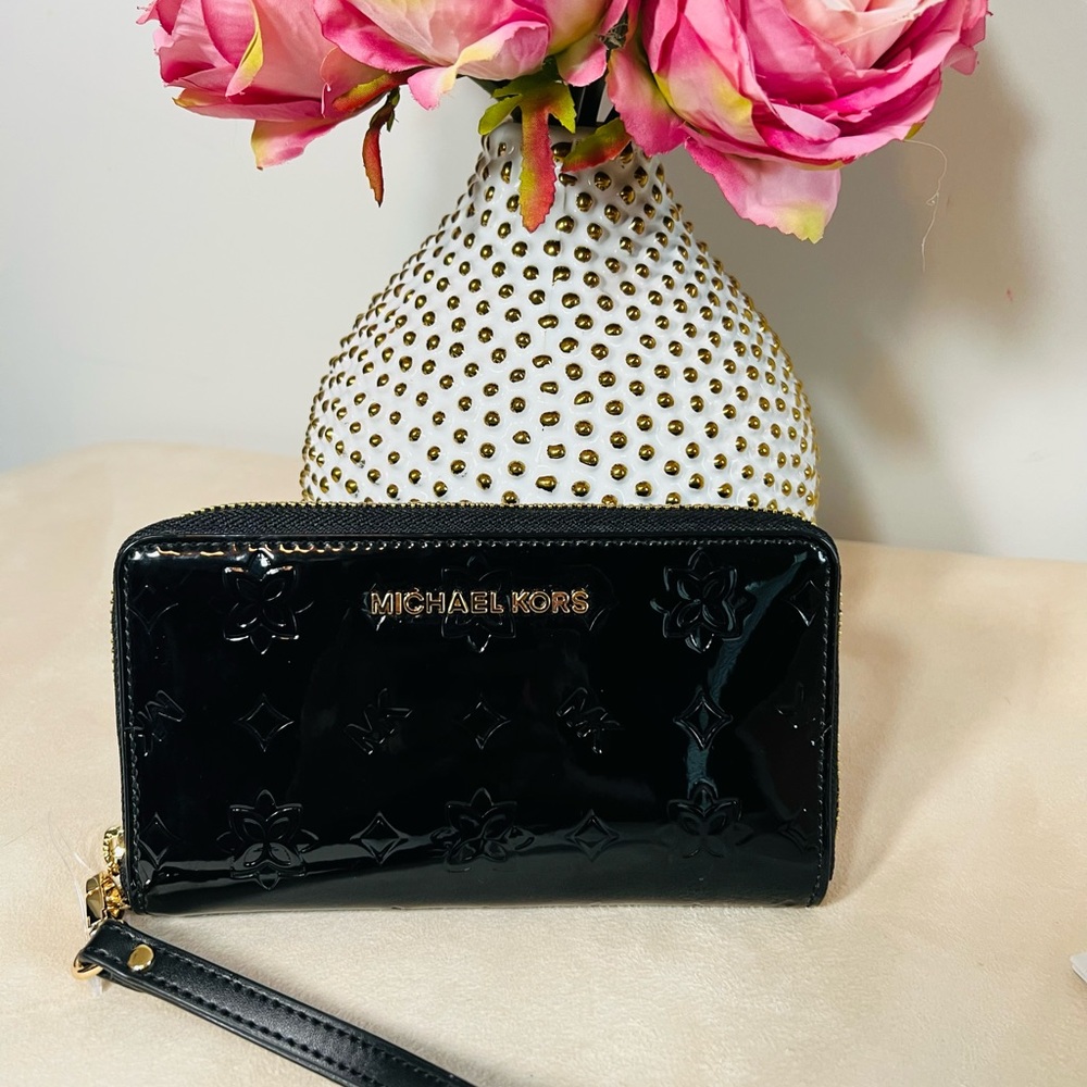 NWT
MICHAEL MICHAEL KORS MIRROR MK METALLIC PVC JET black